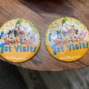 2 buttons/badges from WALT DISNEY WORLD : 1st visit